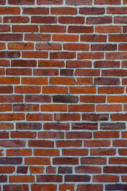 Bir evin duvarındaki iyi korunmuş kırmızı tuğla dokusu.
