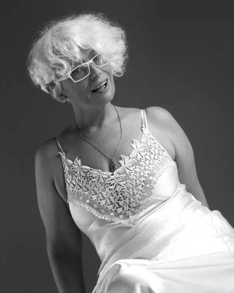 Retrato Preto Branco Mulher Madura Atraente Sorridente Relaxada Com Cabelo — Fotografia de Stock