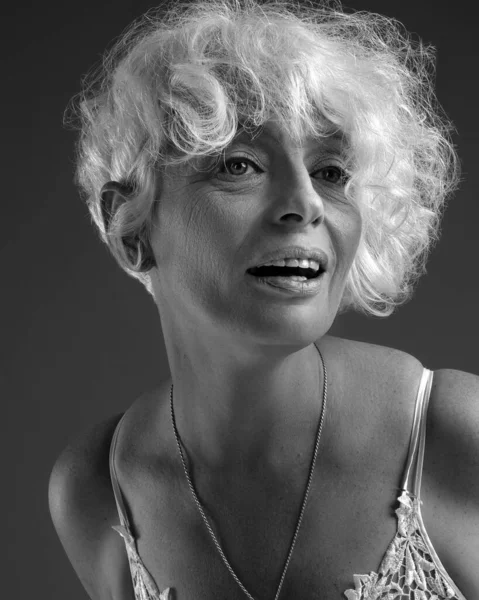 Detailní Záběr Atraktivní Starší Ženu Krátkými Kudrnatými Bílými Vlasy Jak — Stock fotografie