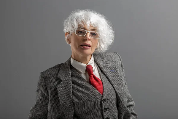 Atraktivní Žena Středního Věku Stylových Brýlích Třídílném Obleku Červenou Kravatou — Stock fotografie