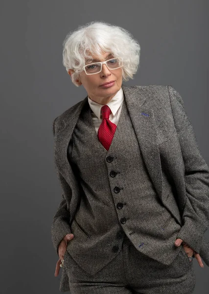 Zestárlá Stříbrovlasá Podnikatelka Stylových Obdélníkových Brýlích Šedém Formálním Třídílném Obleku — Stock fotografie