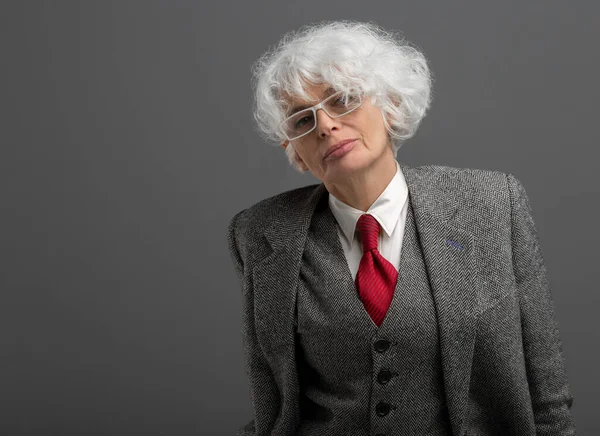 Stylová Elegantní Bělovlasá Starší Žena Brýlích Míru Šitý Konzervativní Formální — Stock fotografie