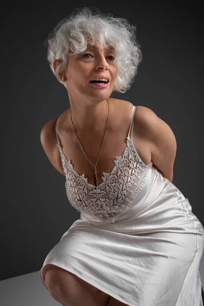 Aantrekkelijke Oudere Vrouw Met Kort Krullend Wit Haar Koketterend Poserend — Stockfoto