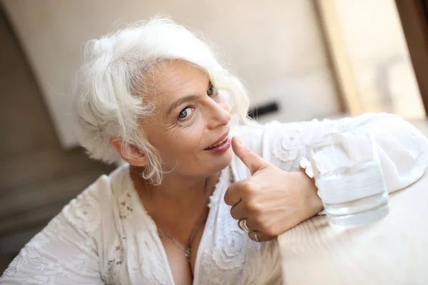 Retrato Mujer Anciana Sonriente Relajada Con Pelo Blanco Ondulado Sentado — Foto de Stock