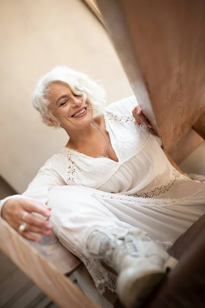 Gelukkig Aantrekkelijke Blonde Oudere Vrouw Licht Stijlvolle Witte Jurk Zitten — Stockfoto
