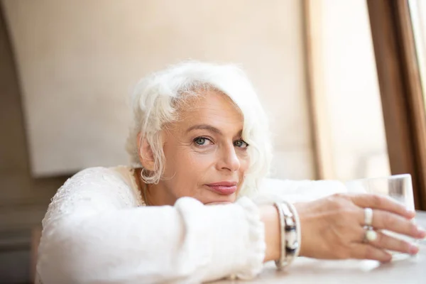 Portret Van Ontspannen Dromerige Oude Vrouw Met Wit Golvend Haar — Stockfoto