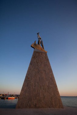 Güney Nessebar Körfezi 'nde Aziz Niklas Anıtı, Arka planda Gemi Gezisi.