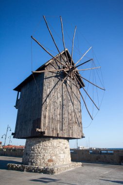 Bulgaristan 'ın Isthmus, Nessebar limanındaki Tarihi Tahta Yel Değirmeni.