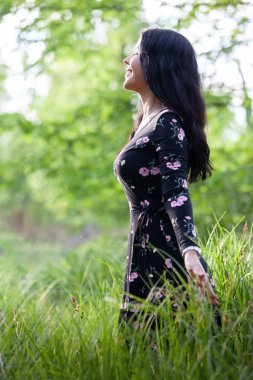 Genç hayalperest kadın doğada güzel anların tadını çıkarıyor..