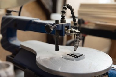 Farklı alet ve makinelerle çalışan bir marangoz atölyesinin detayları.