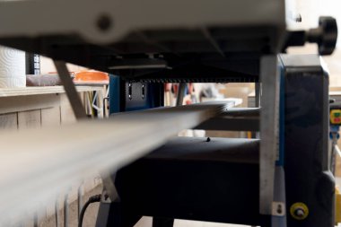 Farklı alet ve makinelerle çalışan bir marangoz atölyesinin detayları.