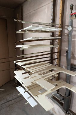 Farklı alet ve makinelerle çalışan bir marangoz atölyesinin detayları.