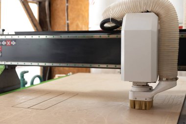 Farklı alet ve makinelerle çalışan bir marangoz atölyesinin detayları.