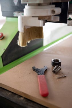 Farklı alet ve makinelerle çalışan bir marangoz atölyesinin detayları.