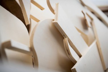 Farklı alet ve makinelerle çalışan bir marangoz atölyesinin detayları.