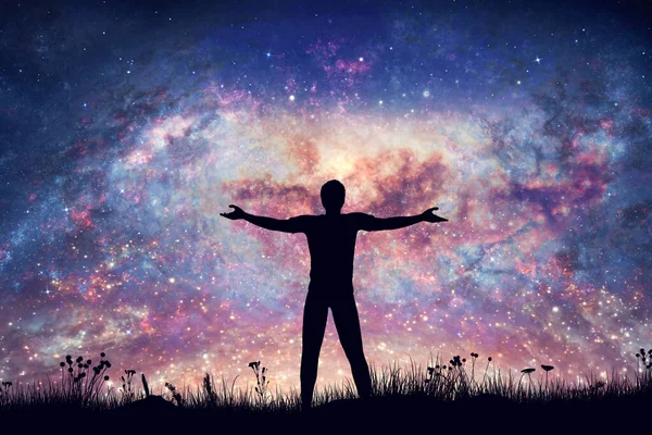 Evrenle Birleşen Mutlu Adam Nebula Yıldızlı Gece Gökyüzü Pozitif Enerji — Stok fotoğraf