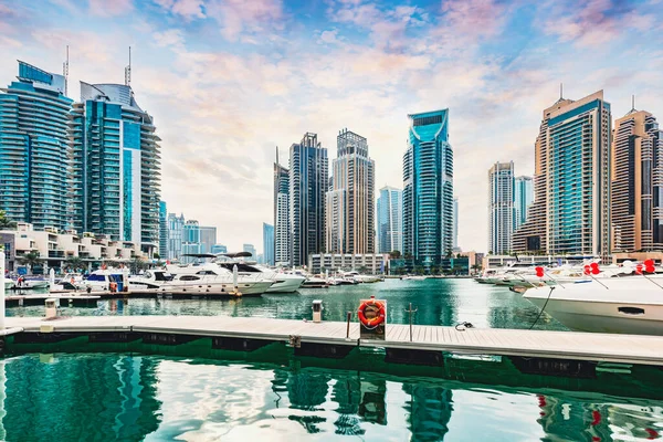 アラブ首長国連邦のヨットとドバイマリーナ 高層住宅 ビジネス高層ビル — ストック写真