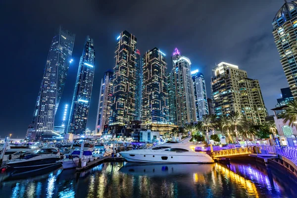 夜にドバイUaeのヨットや高層ビルとマリーナ アラブ首長国連邦 — ストック写真