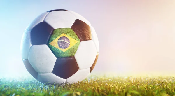 Ποδόσφαιρο Μπάλα Σημαία Της Βραζιλίας Στο Γρασίδι Εθνική Ομάδα Βραζιλίας — Φωτογραφία Αρχείου
