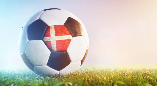 Ποδόσφαιρο Μπάλα Σημαία Της Δανίας Στο Γρασίδι Εθνική Ομάδα Δανίας — Φωτογραφία Αρχείου