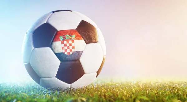 Çimlerin Üzerinde Hırvatistan Bayrağı Olan Futbol Topu Hırvat Milli Takımı — Stok fotoğraf