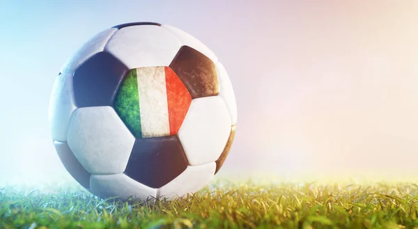 Ποδόσφαιρο Μπάλα Ποδοσφαίρου Σημαία Της Ιταλίας Στο Γρασίδι Γερμανική Εθνική — Φωτογραφία Αρχείου