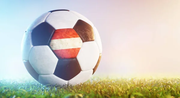 Ποδόσφαιρο Μπάλα Ποδοσφαίρου Σημαία Της Αυστρίας Στο Γρασίδι Εθνική Ομάδα — Φωτογραφία Αρχείου