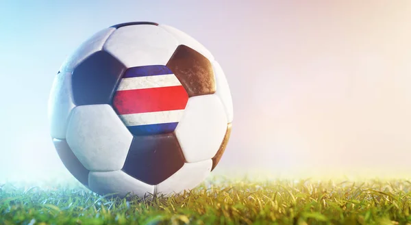 草上挂满哥斯达黎加国旗的足球球 哥斯达黎加国家队 — 图库照片