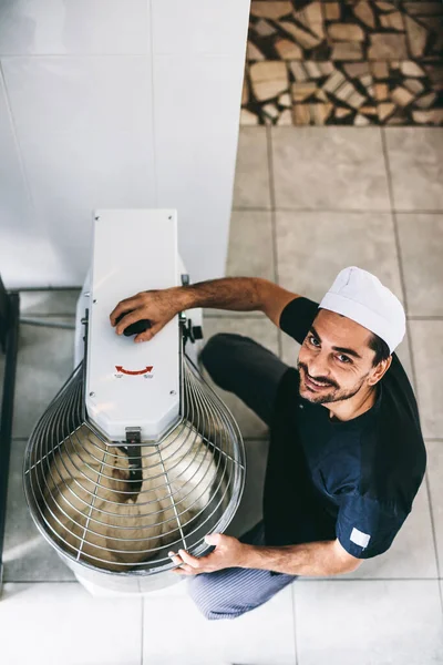 Italian Chef Pizzaiolo Preparing Dough Pizza Restaurant Kitchen Mixer — Φωτογραφία Αρχείου