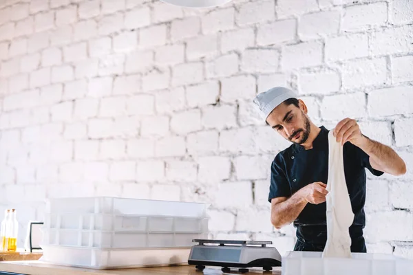 Italian Chef Pizzaiolo Preparing Dough Pizza Restaurant Kitchen — Zdjęcie stockowe