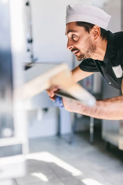 Italian Chef Pizzaiolo Putting Pizza Oven Restaurant Kitchen — Φωτογραφία Αρχείου