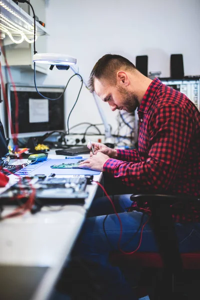 Engineer Technician Repairing Computer Component Electronics Service Maintenance Shop — Φωτογραφία Αρχείου
