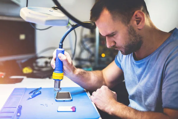 Man Repairing Mobile Phone Electronics Service Maintenance Shop — Stock Photo, Image