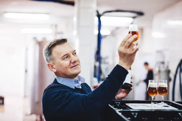 Man Tasting Craft Beer Brewery Middle Aged Business Owner Expert — Fotografia de Stock
