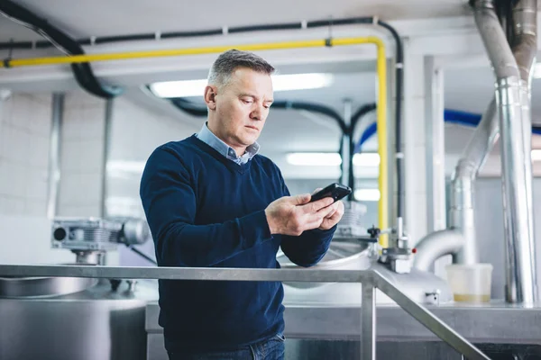 Craft Brewery Owner Manager Talking Mobile Phone Doing Business — Stockfoto