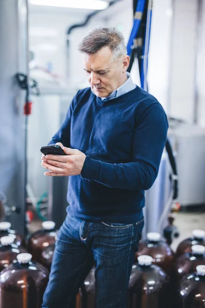 Craft Brewery Owner Manager Talking Mobile Phone Doing Business — 图库照片