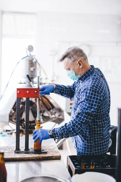 Man Face Mask Working Beer Bottle Capping Machine Brewery Industrial — Φωτογραφία Αρχείου