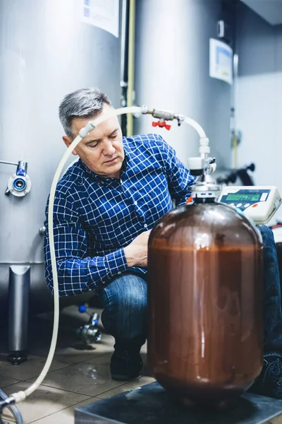 Man Working Brewery Equipment Producing Craft Beer Middle Aged Man — Stock Photo, Image
