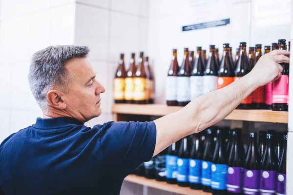 Man Preparing Craft Beer Brewery Shipment Middle Aged Working Manager — Stockfoto