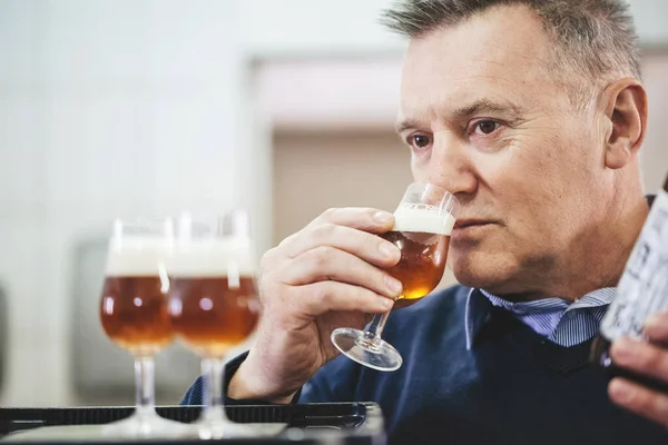 Мужчина Пробует Ремесленное Пиво Пивоварни Владелец Бизнеса Среднего Возраста Эксперт — стоковое фото