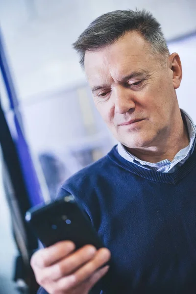 Man Talking Mobile Phone Doing Business Middle Aged Entrepreneur — Stockfoto