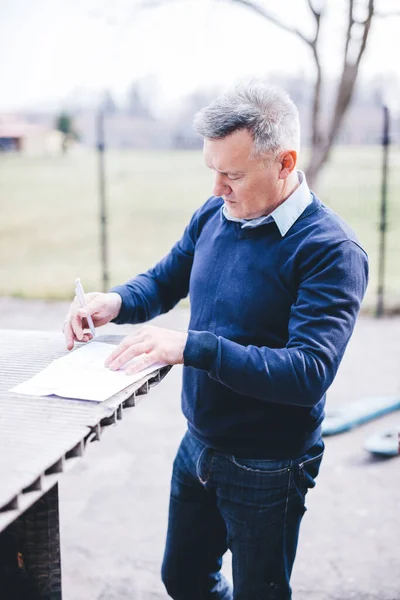 Business Owner Manager Signing Documents Outdoor — Zdjęcie stockowe