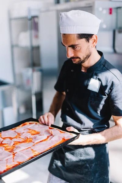 Italian Chef Pizzaiolo Putting Pizza Oven Restaurant Kitchen — Stock Photo, Image