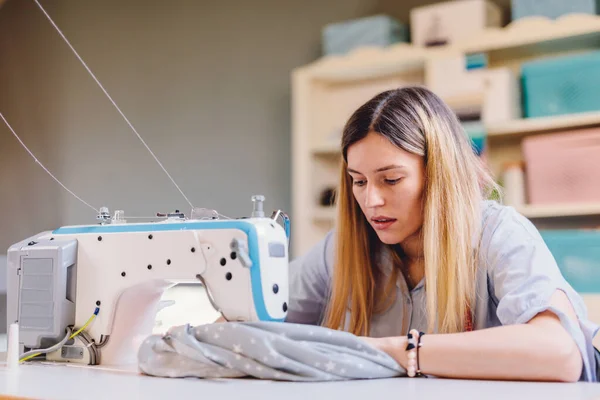 Seamstress Dressmaker Woman Working Sewing Machine Her Workshop —  Fotos de Stock
