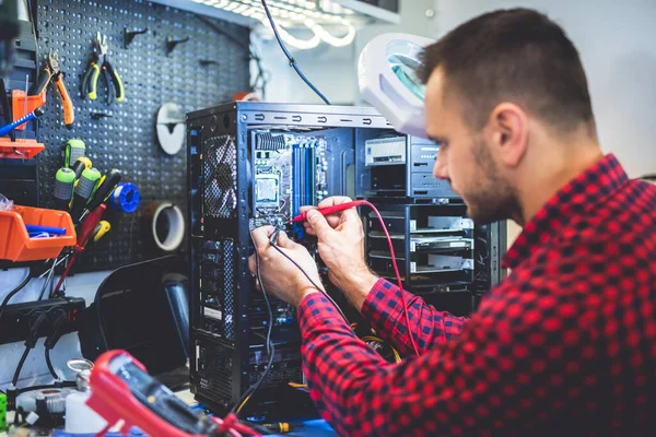 Engineer Technician Repairing Computer Component Electronics Service Maintenance Shop — 스톡 사진