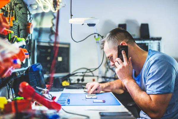 Man Speaking Mobile Phone While Repairing Electronics Service Maintenance Shop — Stock Photo, Image