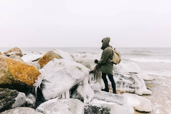 Man Trekking Winter Sea Windy Stormy Adventure —  Fotos de Stock