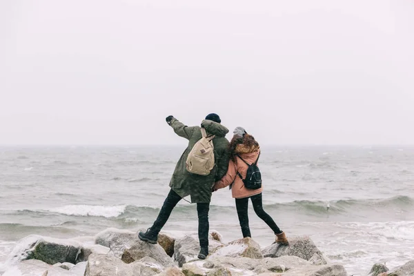 Couple Trekking Winter Sea Windy Stormy Adventure — Stockfoto