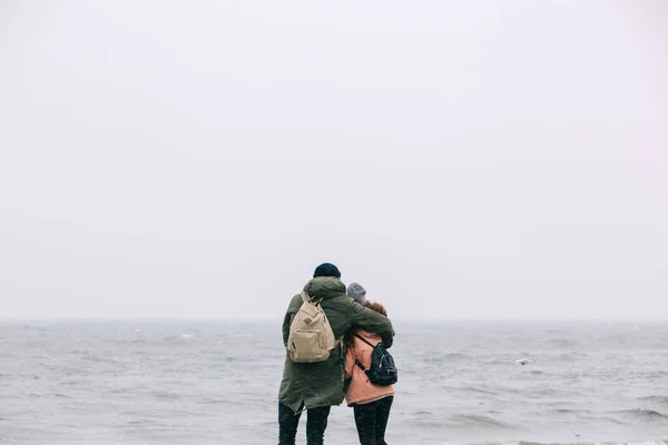 Couple Trekking Winter Sea Windy Stormy Adventure —  Fotos de Stock