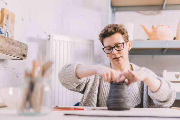 Woman Working Clay Pottery Ceramics Workshop Creating Ceramic Ware — Zdjęcie stockowe